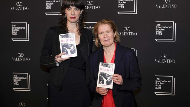 Ia Genberg, till höger, med sin översättare Kira Josefsson, när "Detaljerna" var nominerad till Bookerpriset 2024. Två år senare är duon nominerad igen.