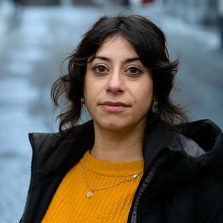 Konstnären Roxy Farhat tog sig upp på Dramatens stora scen under föreställningen av Milo Raus dystopiska framtidsdrama Rage. ”Rage handlar om ett fascistiskt maktövertagande, exakt det som pågår just nu” säger hon.