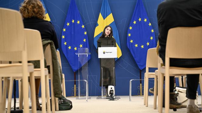 I början av februari stoltserade miljö- och klimatministern med att regeringen omsätter globala mål om biologisk mångfald i konkret politik Men när det gäller mål om minskade utsläpp anser hon dem vara orealistiska.