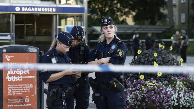 Polis på plats vid Bagarmossens tunnelbanestation efter mordförsöket i augusti 2024.