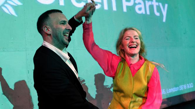 Hannah Spencer och Zack Polanski från brittiska Green party firar segern.