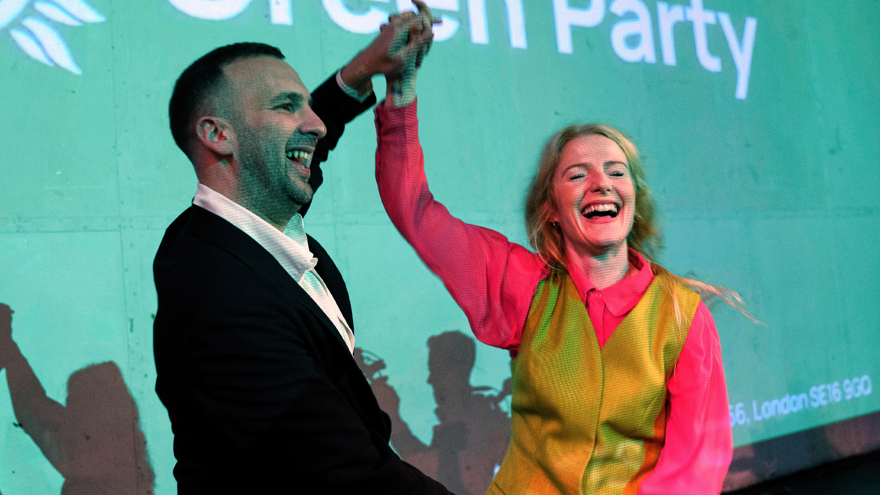 Hannah Spencer och Zack Polanski från brittiska Green party firar segern.