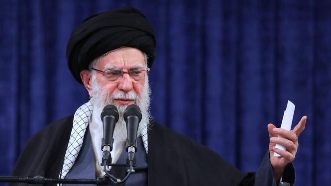 Ali Khamenei är död. Saknad bara av andra despoter. Men vad händer om vi skulle begrava folkrätten med honom?