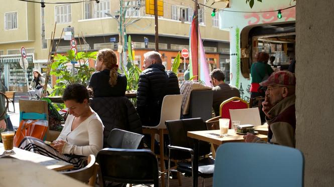 I Tel Aviv pågår vardagslivet mellan flyglarmen.