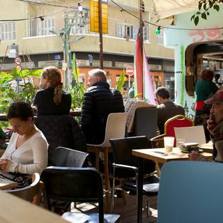 I Tel Aviv pågår vardagslivet mellan flyglarmen.