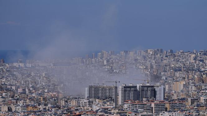 Rök stiger upp från israeliska flyganfall mot Dahiyeh, en södra förort till Beirut, Libanon, måndagen den 2 mars 2026.
