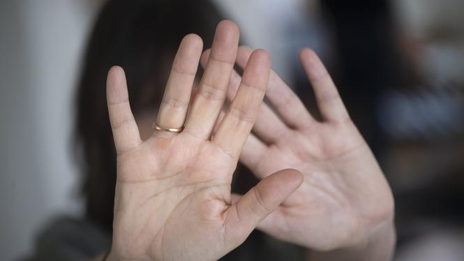 Islandsmodellen går ut på att socialtjänsten kopplas in direkt polisen åker ut på ett larm i en hemmiljö där det finns barn i hushållet. 