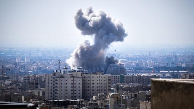 En diktator är död. Mellanöstern skälver. Dagens ETC har pratat med två personer i Teheran.