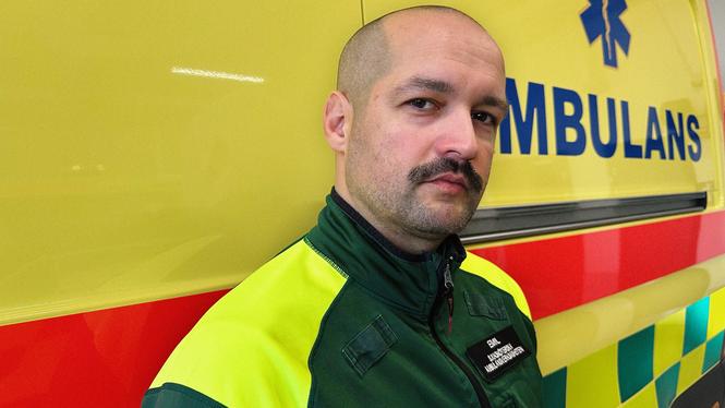 Bemanningsbilarna ersätter många ambulansbilar i Västra Götalandsregionen och bemannas bara med en sjuksköterska. Ambulanssjuksköterskan Emil Lorentzon är kritisk till ensamarbetet. ”Jag tycker inte det här känns bra”, säger han.