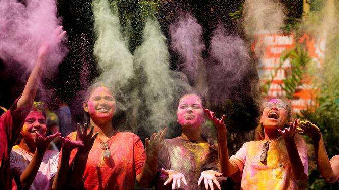 Igår firades den avslutande dagen av den hinduiska vårfestivalen Holi i Mumbai, Indien. Den första dagen firas med en vårbrasa och den andra benämns Rangapanchami, och högtidlighålls genom att människor går omkring och skvätter färg på alla de möter.