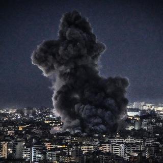 Rök stiger mot himmeln efter ett israeliskt flyganfall mot Dahieh, Beiruts södra förorter, natten mot tisdagen.