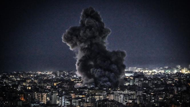Rök stiger mot himmeln efter ett israeliskt flyganfall mot Dahieh, Beiruts södra förorter, natten mot tisdagen.