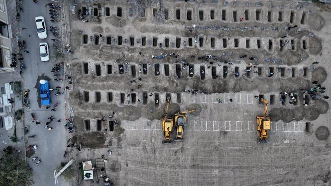 På bilden, som släppts av det iranska styrets medieavdelning, syns nygrävda gravar i Minab i södra Iran. 