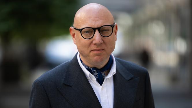 Jesper Tengroth, presschef på Migrationsverket, säger att han känner sig trygg med beslutet att åtta månader gamla Emanuel ska utvisas. Debattören Karin Brunsson, docent i företagsekonomi, ställer sig frågande.