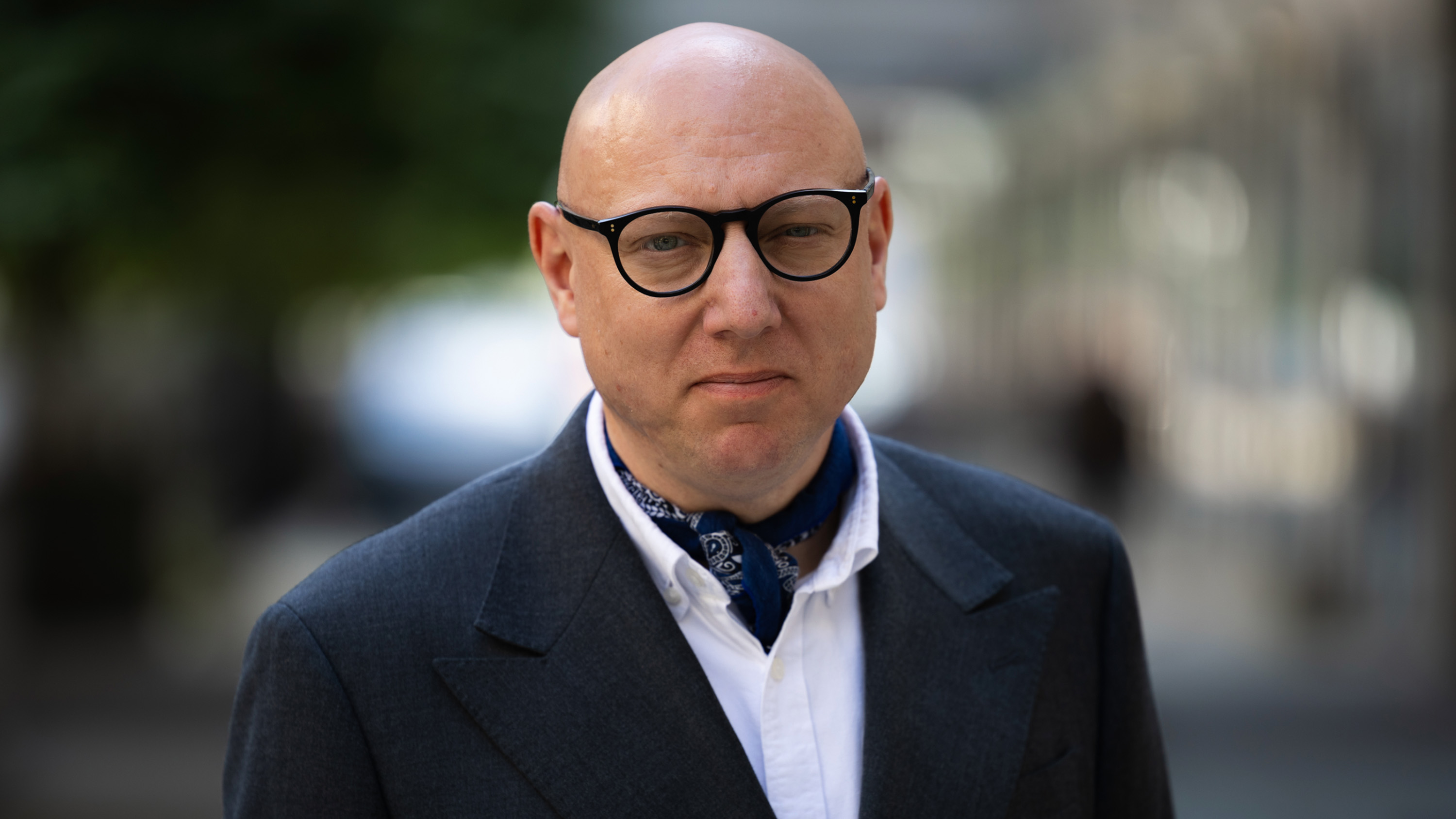 Jesper Tengroth, presschef på Migrationsverket, säger att han känner sig trygg med beslutet att åtta månader gamla Emanuel ska utvisas. Debattören Karin Brunsson, docent i företagsekonomi, ställer sig frågande.