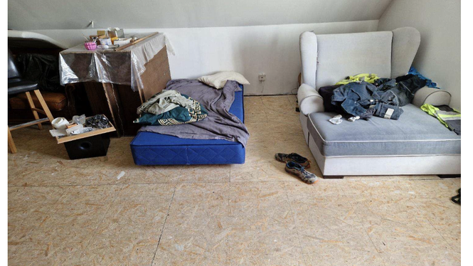 Målsägande uppger i domen att temperaturen under natten sjönk till 5 grader i rummet där han sov.