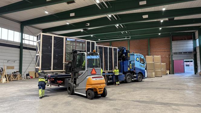 Så går det till när klimatsmarta väggar tillverkas av trä ochhalm i vår fabrik i Hultsfred.