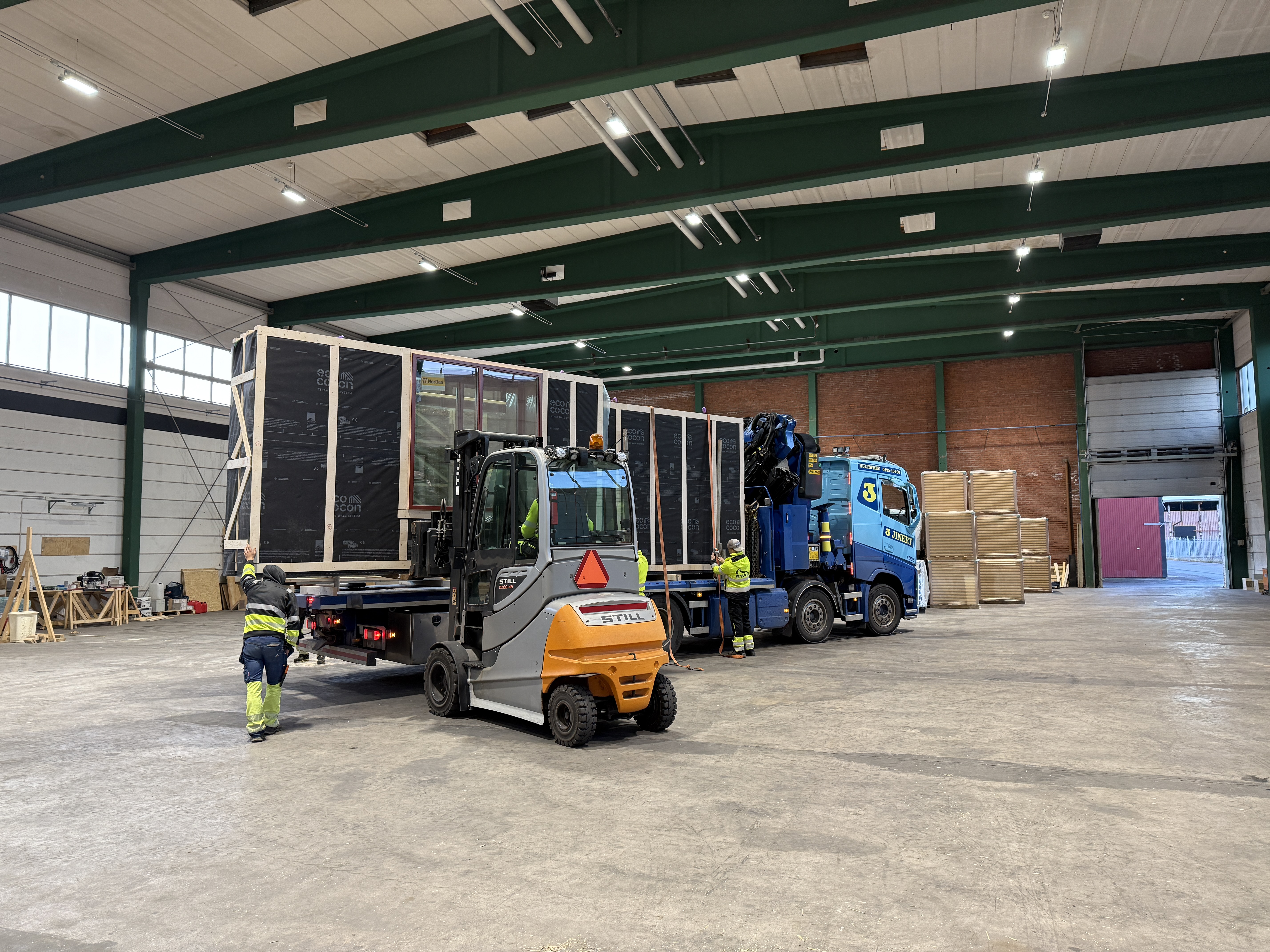 Så går det till när klimatsmarta väggar tillverkas av trä ochhalm i vår fabrik i Hultsfred.