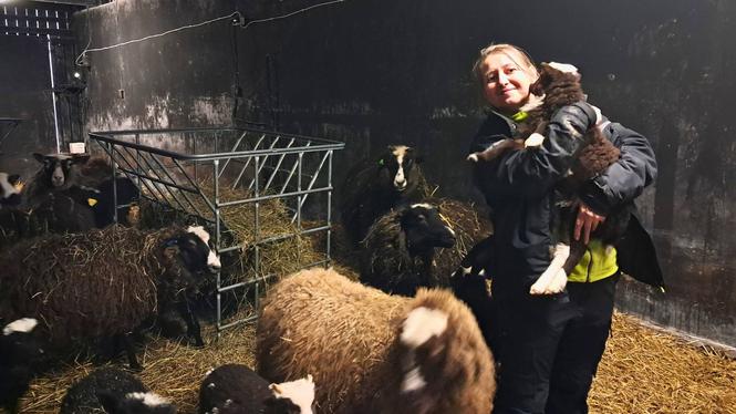 Maiia Kozina med favoriten Lillan i famnen.