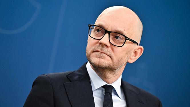 Arbetsmarknadsminister Johan Britz (L) har tillfälligt ansvar för klimat- och miljöfrågorna när Romina Pourmokhtari (L) är föräldrarledig.