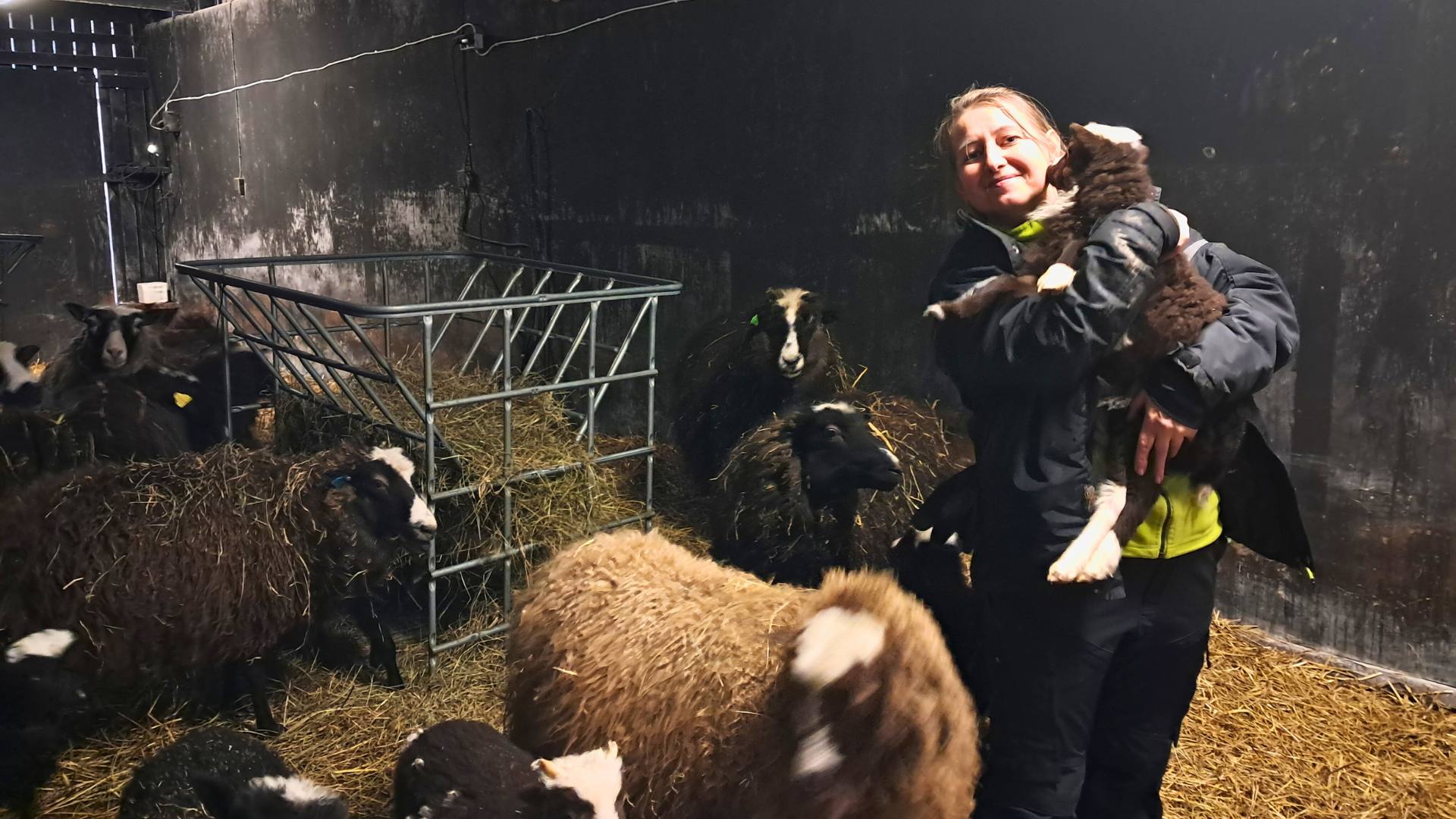 Maiia Kozina med favoriten Lillan i famnen.