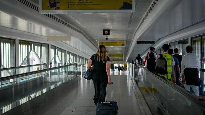 Passagerare på Dubais internationella flygplats på torsdagen. 