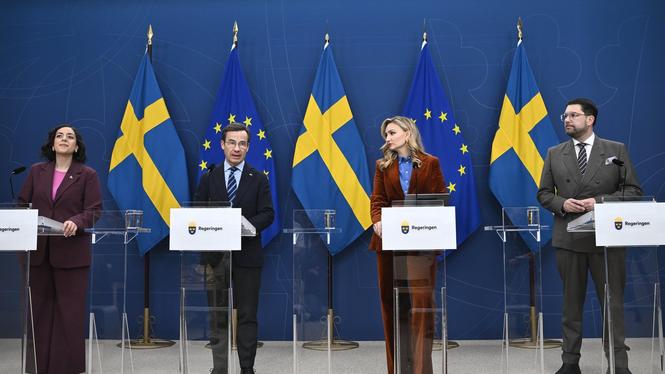 Utbildnings- och integrationsminister Simona Mohamsson (L), statsminister Ulf Kristersson (M), energi- och näringsminister Ebba Busch (KD) och Sverigedemokraternas partiledare Jimmie Åkesson håller pressträff på fredagen.