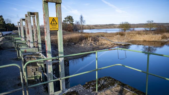 Vattennivån i Vombsjön är enligt ett pressmeddelande från Sydvatten den lägsta sedan mättningarna startade 1969. 400 000 personer i västra Skåne får sitt dricksvatten härifrån.