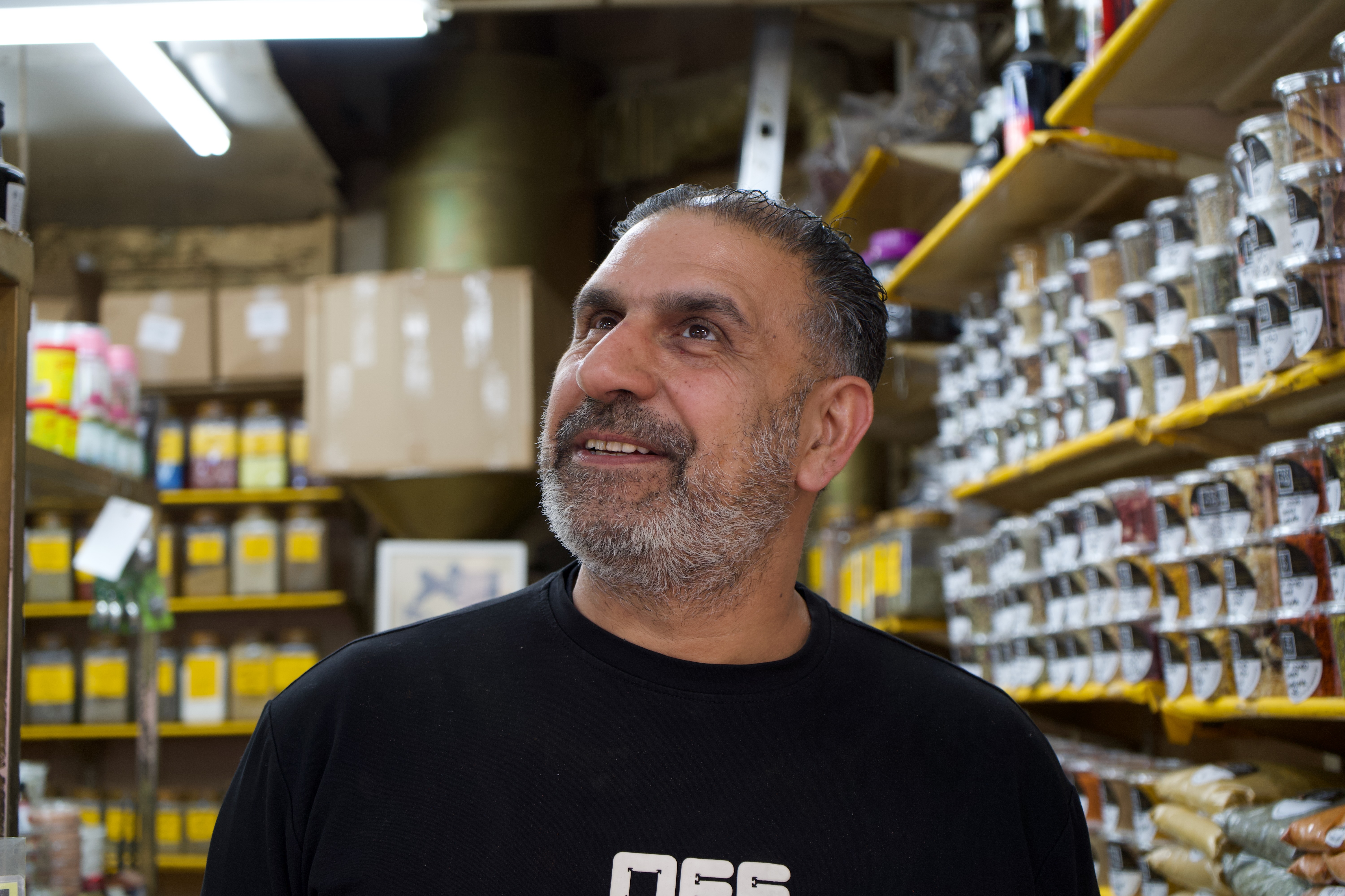 Izac har aldrigs att sin fot i sina föräldras hemland Iran. Nu hoppas han att regimen faller. 