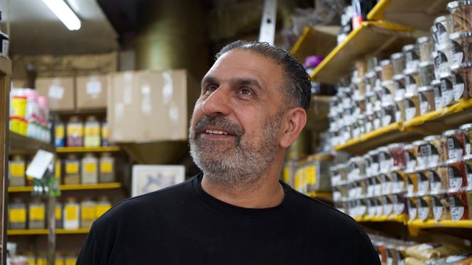 Izac har aldrigs att sin fot i sina föräldras hemland Iran. Nu hoppas han att regimen faller. 