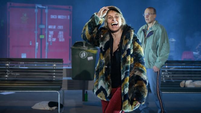 Helena af Sandeberg spelar rollen Skådespelerskan under eget namn. 