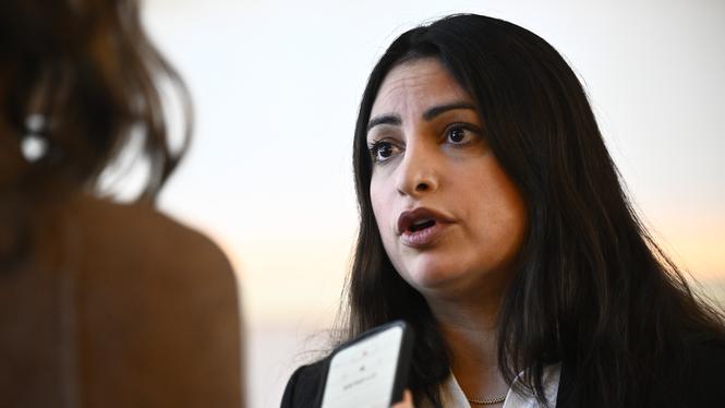 Vänsterpartiets partiledare Nooshi Dadgostar (V) efter en pressträff om förslag på frysta hyror.