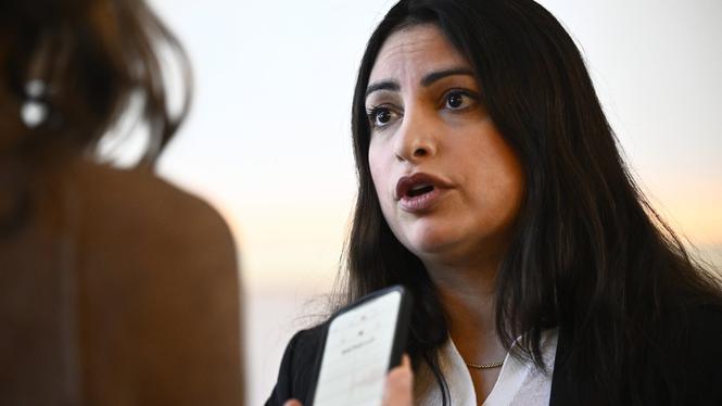 Vänsterpartiets partiledare Nooshi Dadgostar vill ha en stopplag för att frysa hyror.