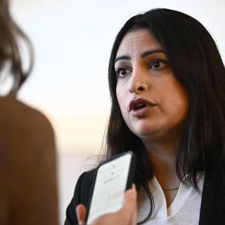 Vänsterpartiets partiledare Nooshi Dadgostar vill ha en stopplag för att frysa hyror.