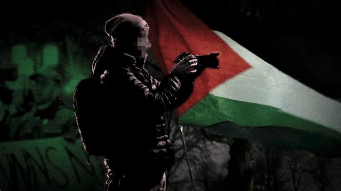 Han har på kort tid intagit en central roll i Palestinarörelsen. Han filmar allt och alla. Men är han den han utger sig för att vara? Vad är egentligen agendan?