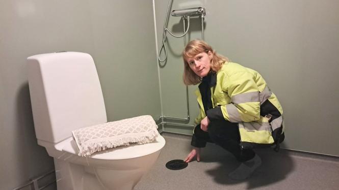 Moa Paulin inspekterar ett badrum på våning tre som nu är färdigställt.