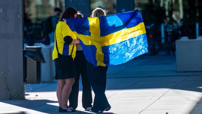 Svenska fans med svenska flaggan utanför arenan vid kvällspasset i Europe Smash Sweden 2025.