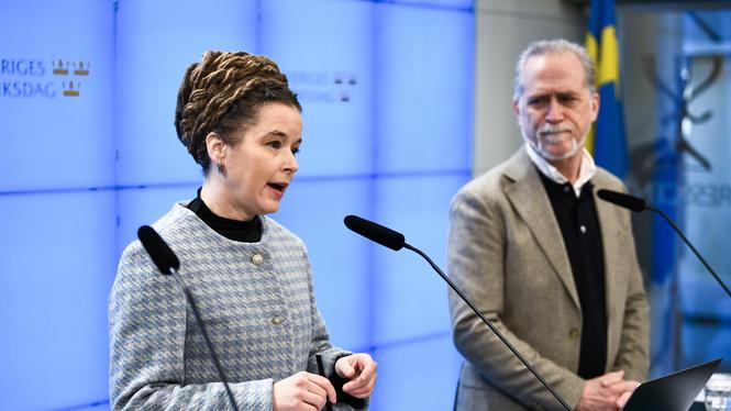 Miljöpartiets språkrör Amanda Lind (MP) och Daniel Helldén (MP) under pressträff.