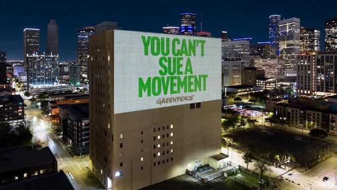 Som en respons på stämningen – och de växande påtryckningarna mot klimatrörelsen i stort – har Greenpeace genomfört en kampanj i Houston där man belyst olika landsmärken. 