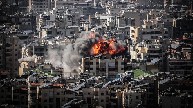 Elden stiger i södra Libanon efter att Israel bombat stadsdelen al-Dahiya.