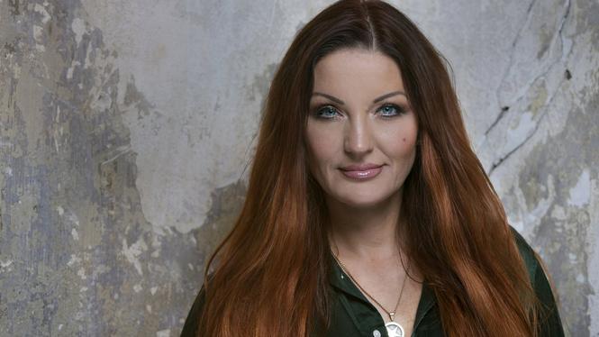 Mer gemensamt med amerikanska rappare än med andra svenska författare. Ihop med maken Leffe Grimwalker kallas hon Sveriges mest produktiva författare.