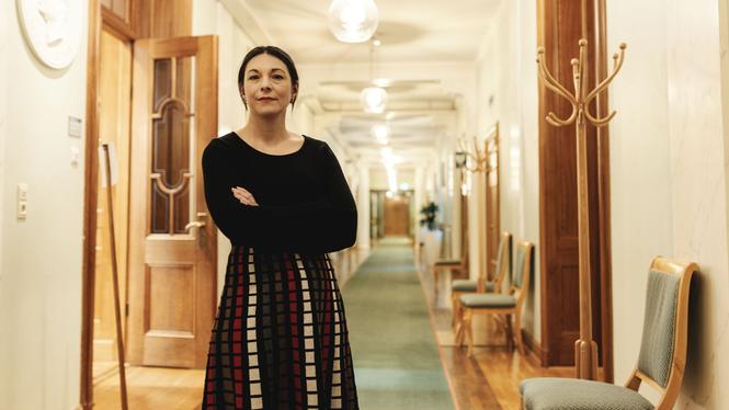 Hårda tag, tuffa straff, men även sociala insatser för att bromsa nyrekrytering. Det är S-receptet som Teresa Carvalho anser särskiljer partiet från Tidö.