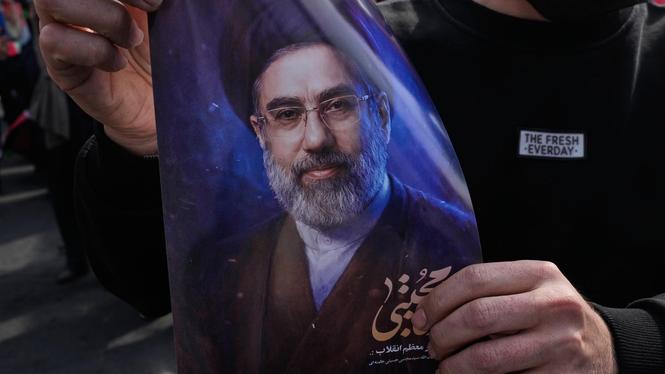 En Teheranbo med en bild på Irans nya högsta ledare Mojtaba Khamenei. Bild från i måndags.