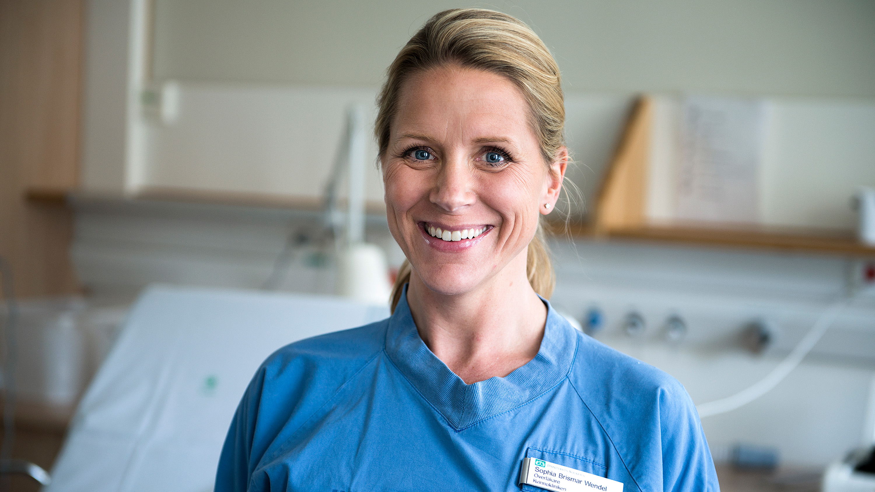 Sophia Brismar Wendel är förlossningsläkare vid Danderyds sjukhus och är kritisk till att inte större hänsyn tas till barnets perspektiv i debatten om hemförlossningar.