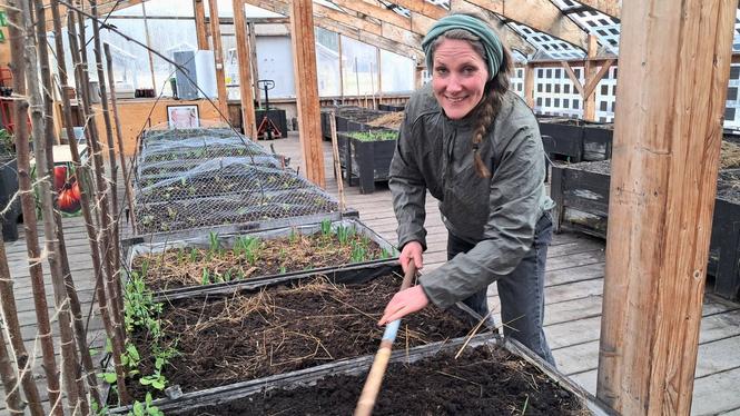 Trädgårdsmästare Emma Nordström har bråda dagar i vårbruket – och planerar en rad förändringar för årets odlingssäsong.