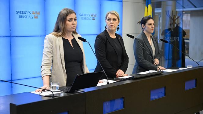 My Alnebratt (S), regionråd Västra Götalandsregionen, Lena Hallengren (S), gruppledare i riksdagen och Teresa Carvalho (S), rättspolitisk talesperson på pressträff om grov brottslighet i vården. 