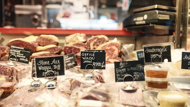 Momssänkningen på livsmedel ger störst effekt på dyra varor, påpekar kritiker. 