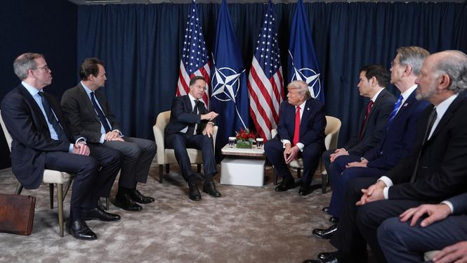 När president Donald Trump mötte Mark Rutte under Världsekonomiskt forum i Davos var klädkoden hos hans stab tydlig. 