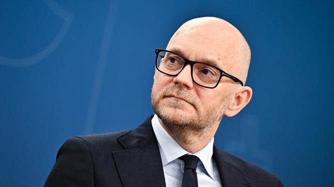 Arbetsmarknadsminister Johan Britz (L) har tillfälligt ansvar för klimat- och miljöfrågorna när Romina Pourmokhtari (L) är föräldrarledig.