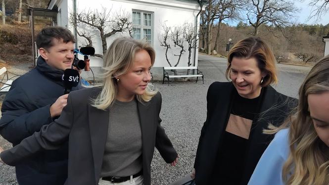 Jämställdhetsminister Nina Larsson (L) anländer med en stor resväska direkt från ett FN-möte i New York.